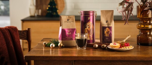 Weihnachtlich gedeckter Tisch mit Kaffee und Gebäck