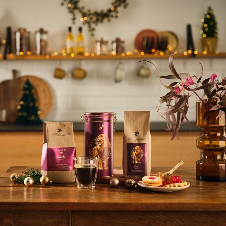 Weihnachtlich gedeckter Tisch mit Kaffee und Gebäck