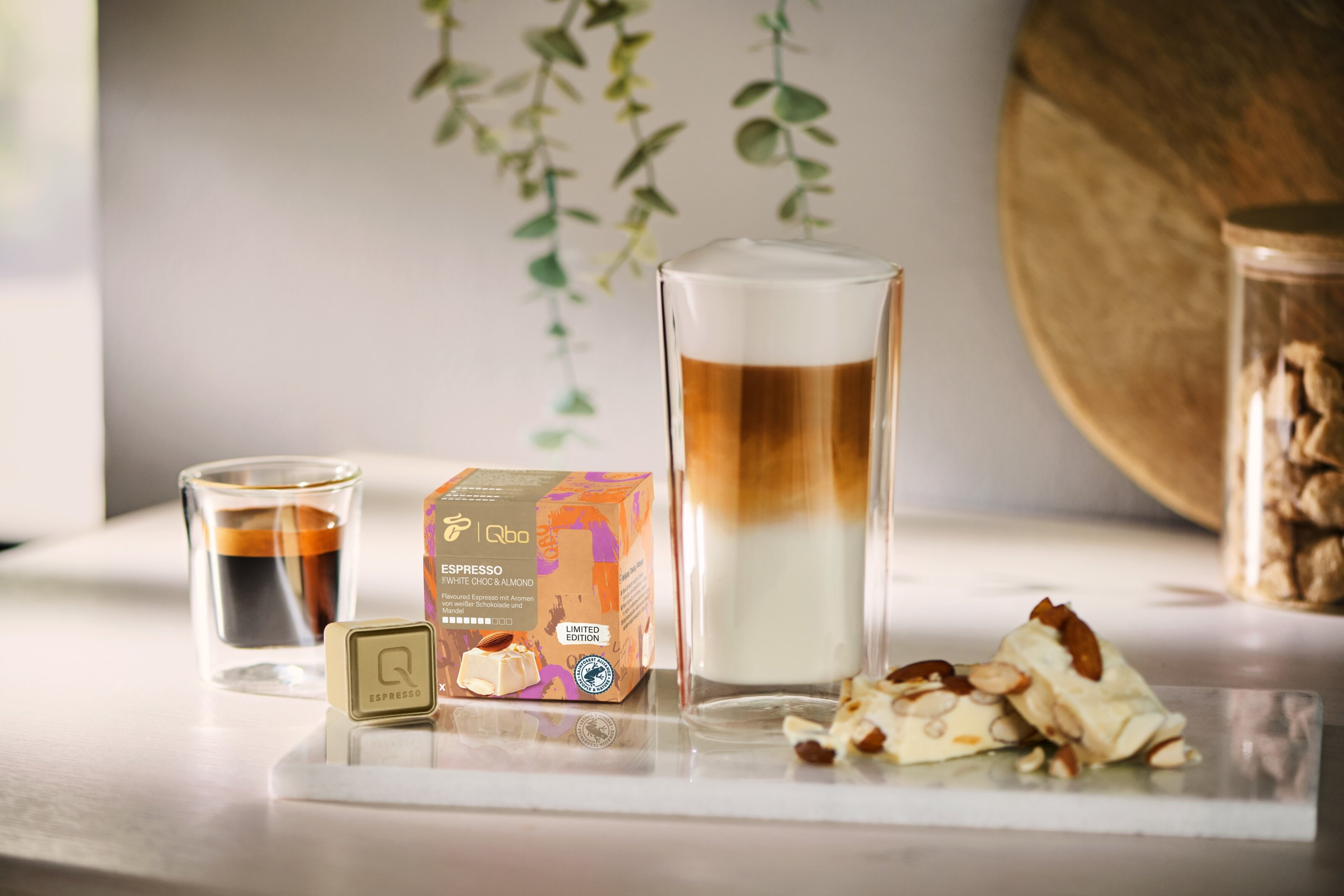 Latte Macchiato mit Espresso und Mandeln