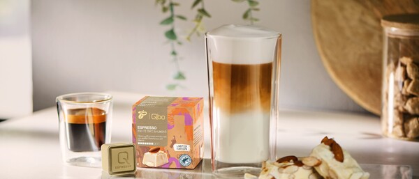 Latte Macchiato mit Espresso und Mandeln