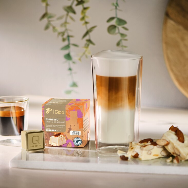 Latte Macchiato mit Espresso und Mandeln