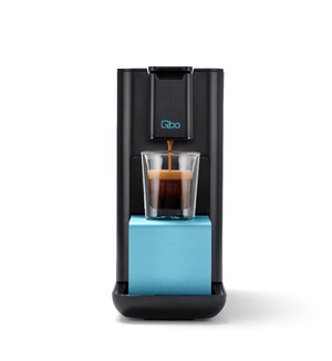 Link: Großansicht des Bildes - Bildinhalt: Kaffeekapselmaschine mit Glas Espresso darunter