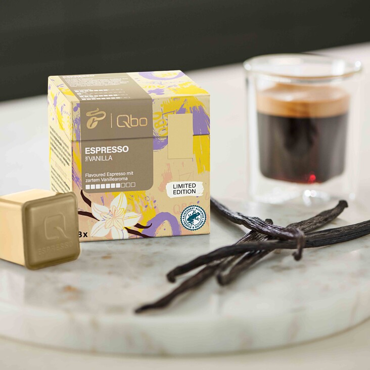 Espressopackung mit Vanillekapsel und Glas Espresso