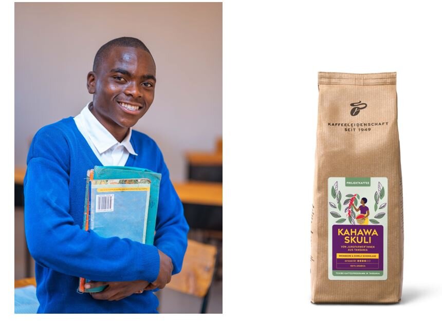 Schüler mit Heften neben Kaffeepackung Kahawa Skuli