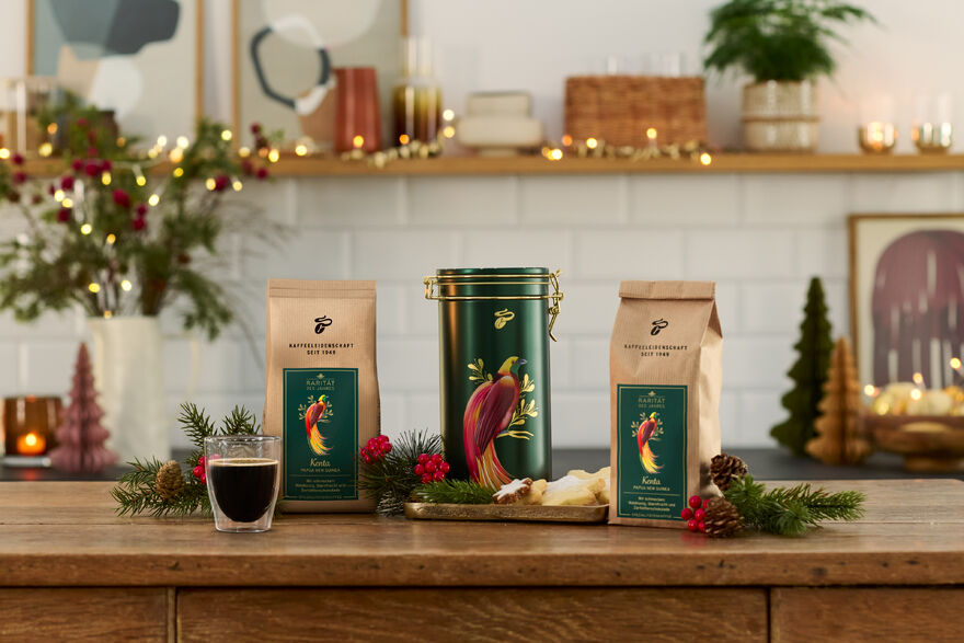 Weihnachtlich dekorierte Kaffeepackungen auf Tisch
