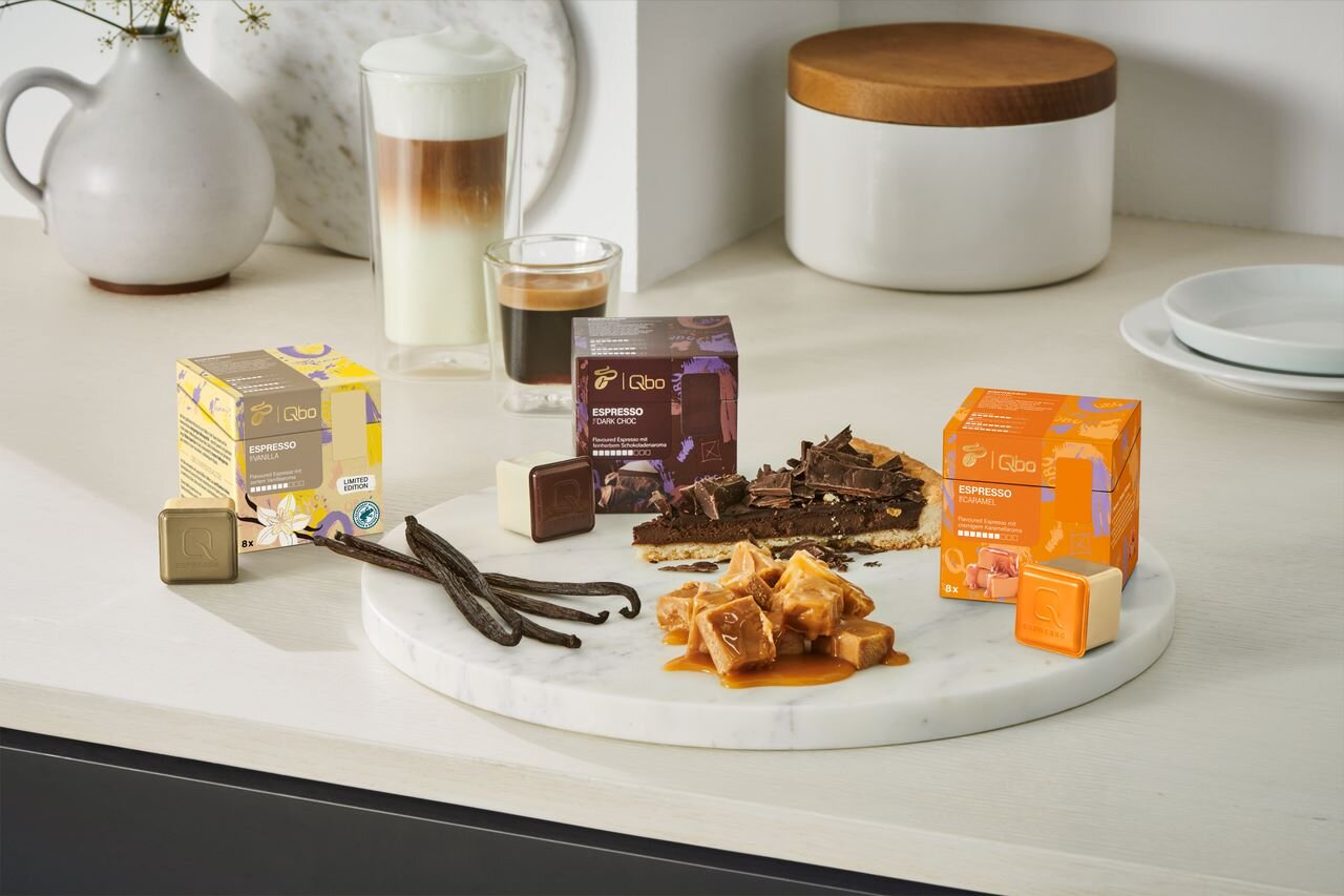 Kaffeekapseln mit Kuchen, Karamell und Vanille auf Tisch