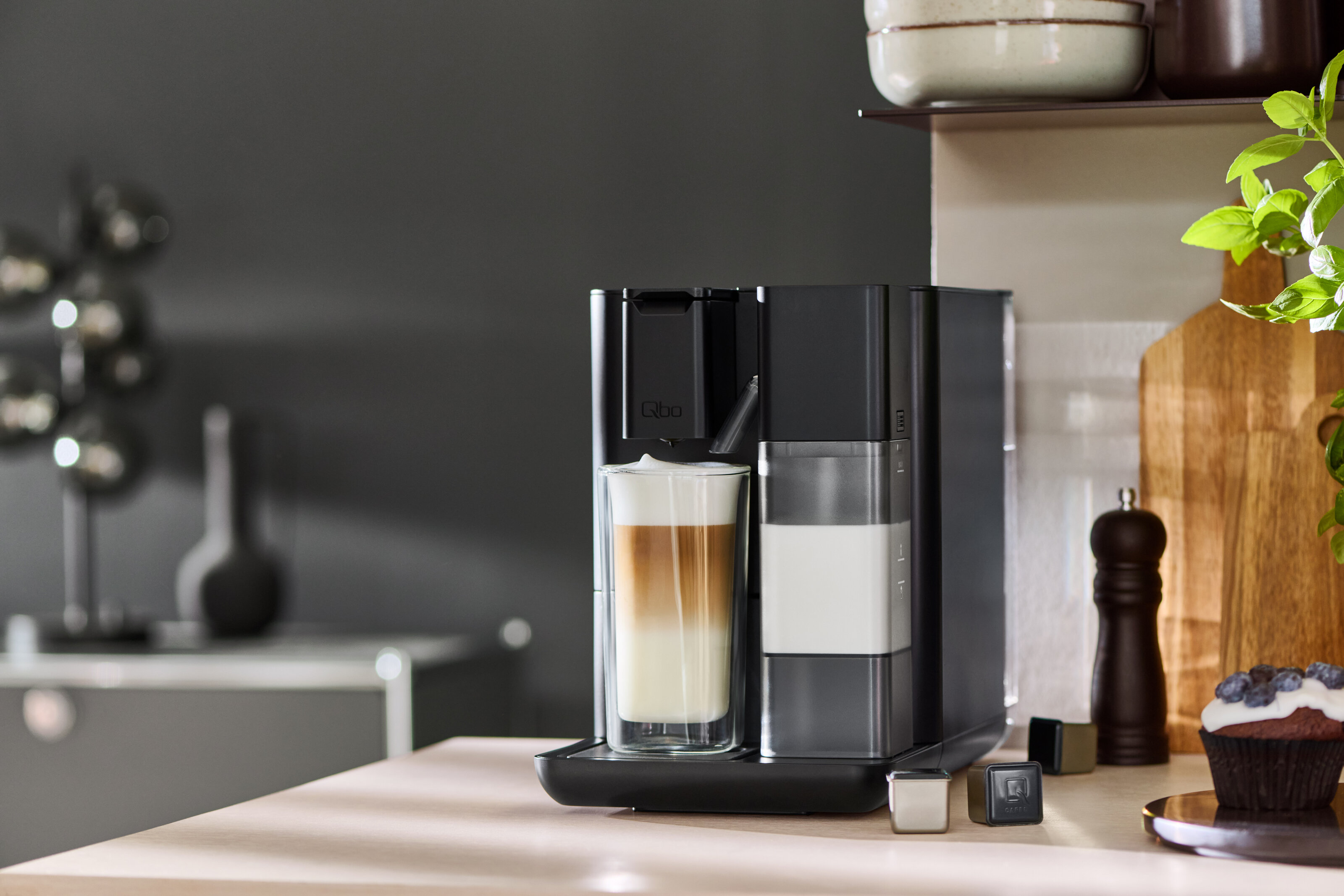 Kaffeemaschine mit Latte Macchiato in moderner Küche