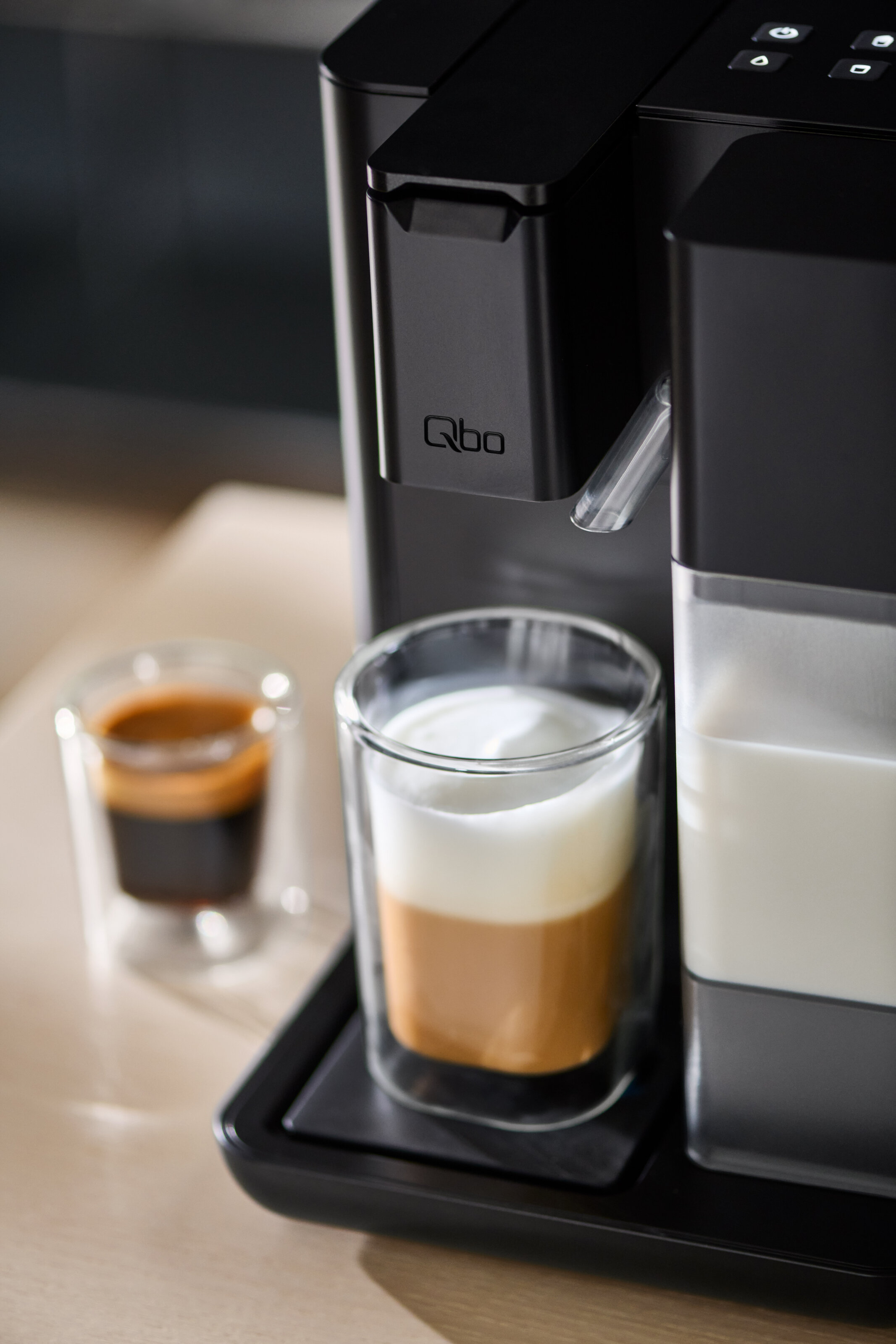 Kaffeemaschine mit Latte und Espresso im Glas