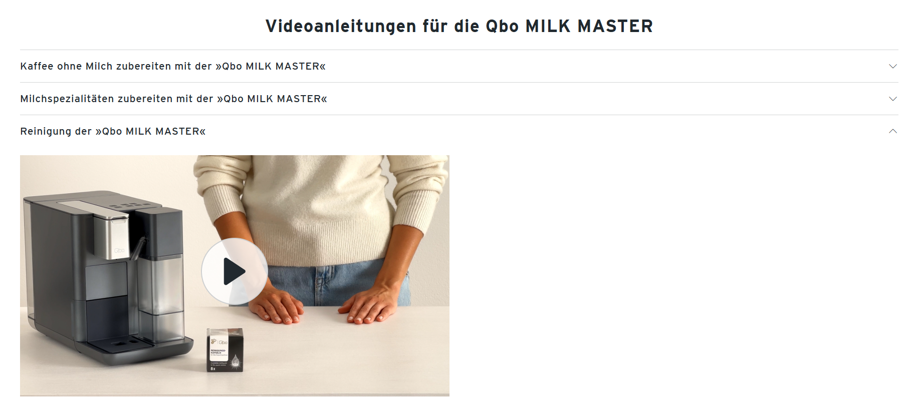 Person erklärt Qbo MILK MASTER Kaffeemaschine