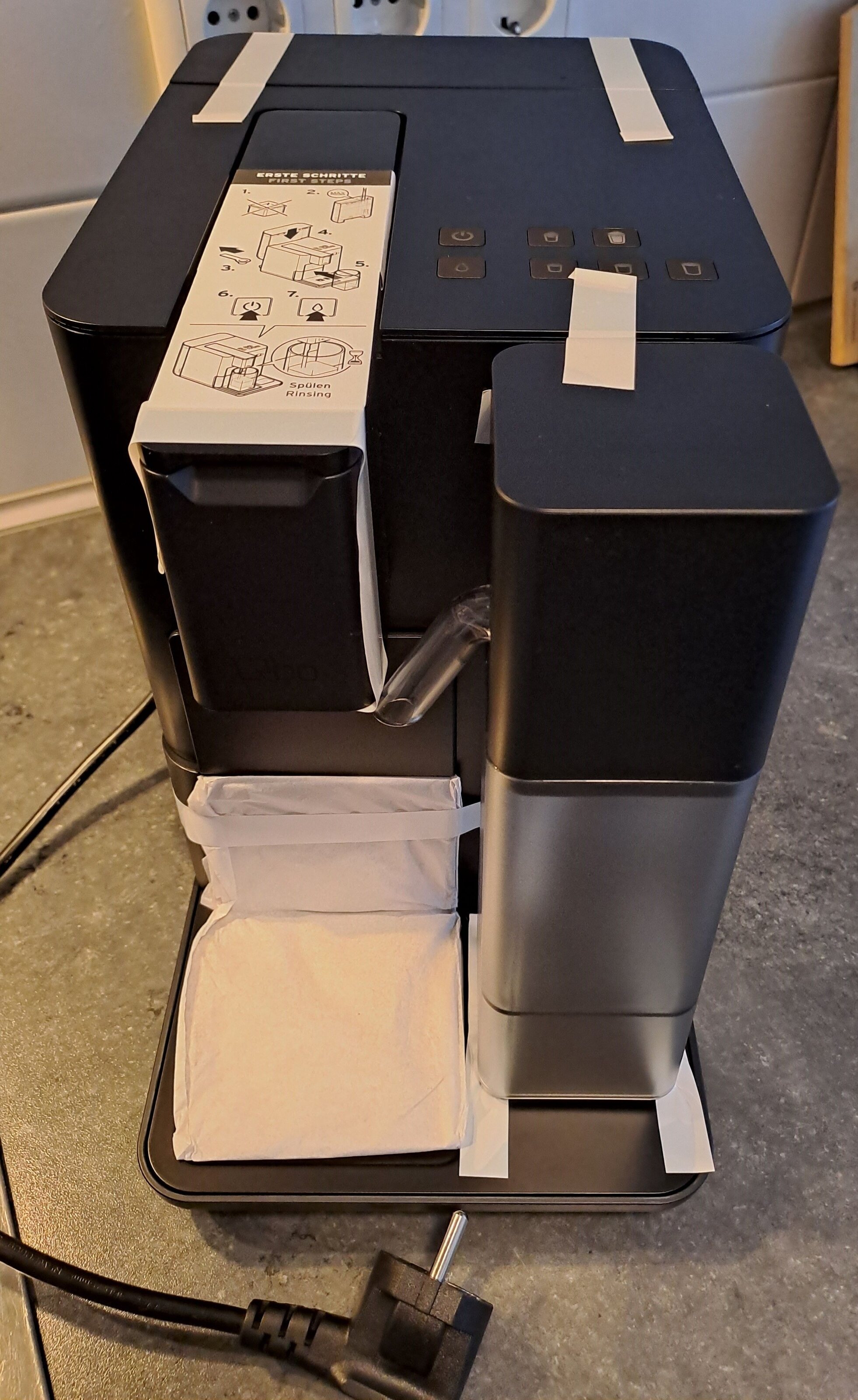 Neue Kaffeemaschine, noch mit Schutzfolien