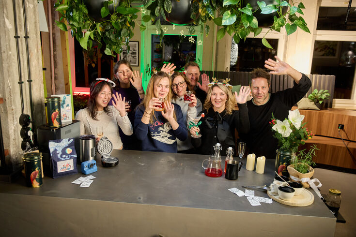 Gruppe feiert fröhlich an einer festlich dekorierten Bar