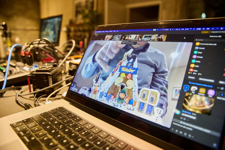 Laptop mit Videokonferenz und Lebkuchenhaus