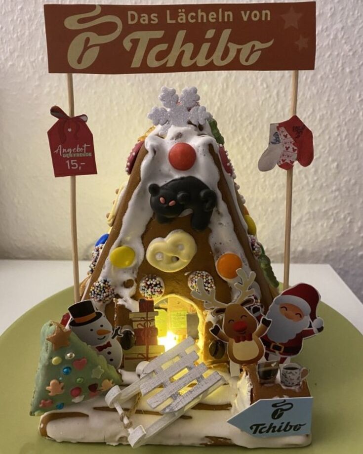 Beleuchtetes Tchibo-Lebkuchenhaus mit Weihnachtsfiguren