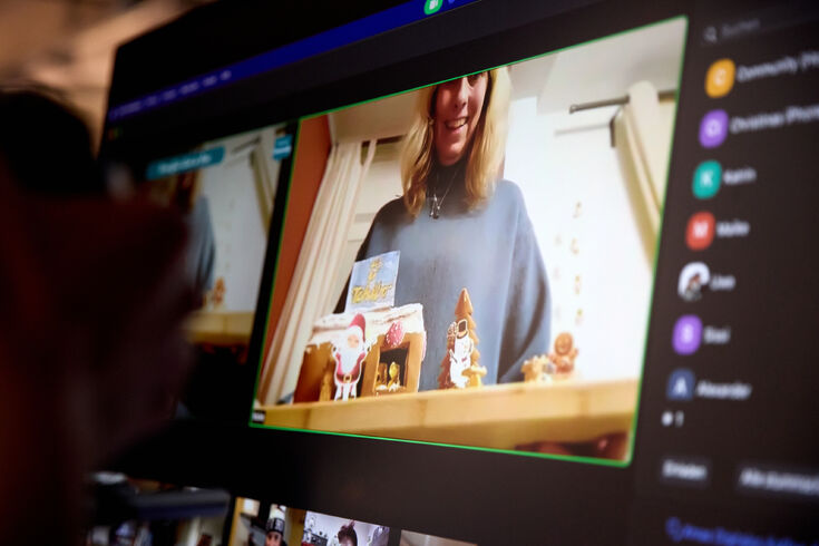 Videokonferenz mit Person und Weihnachtsdeko