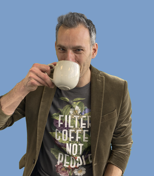 Mann trinkt Kaffee, Shirt mit Text „Filter Coffee Not People“