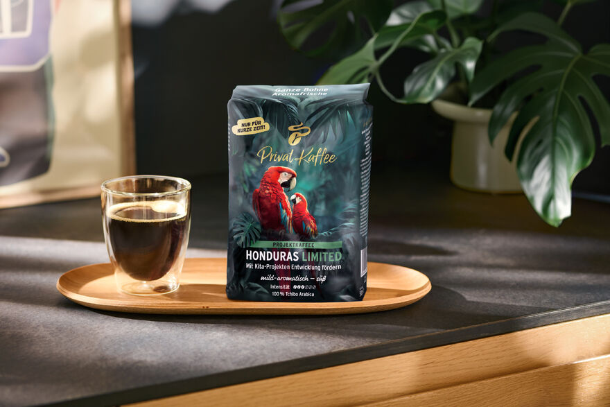 Kaffeepackung „Honduras Limited“ neben Glas Kaffee