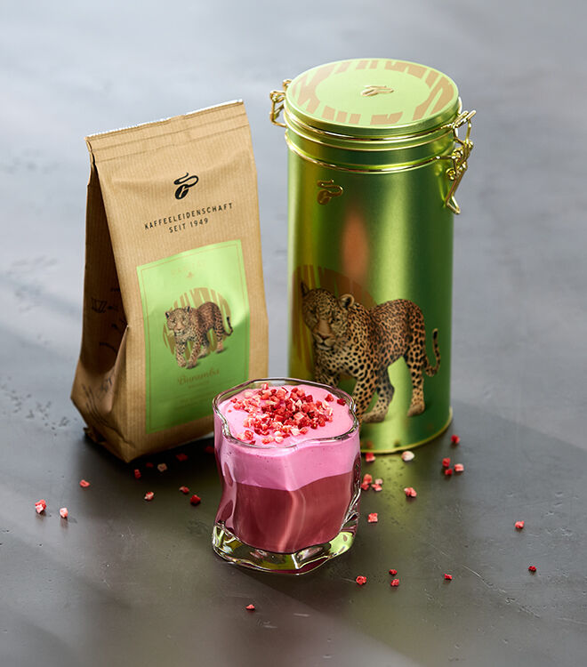 Pinkes Getränk mit Kaffeeverpackung und Dose