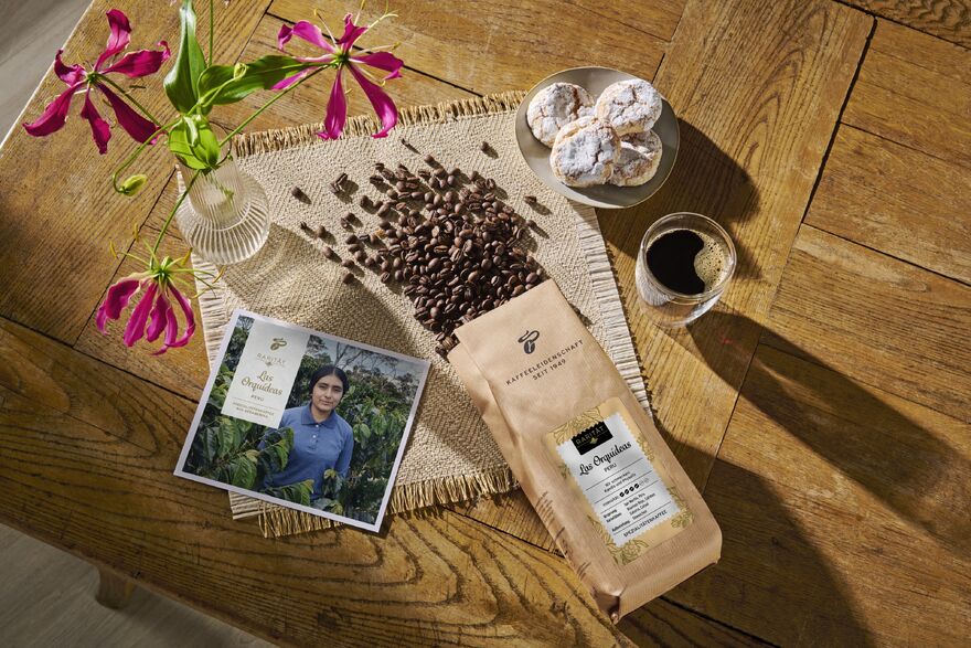 Kaffeebohnen, Kaffeepackung, Espresso und Gebäck