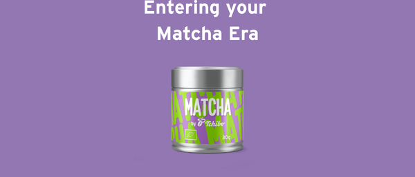 Matcha-Dose vor lila Hintergrund mit Text