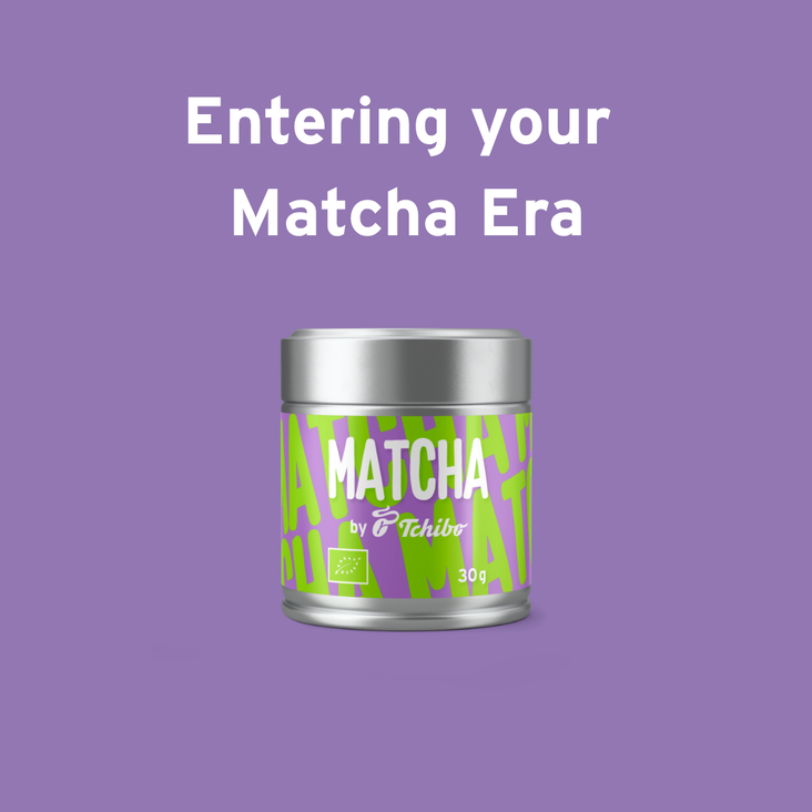 Matcha-Dose vor lila Hintergrund mit Text
