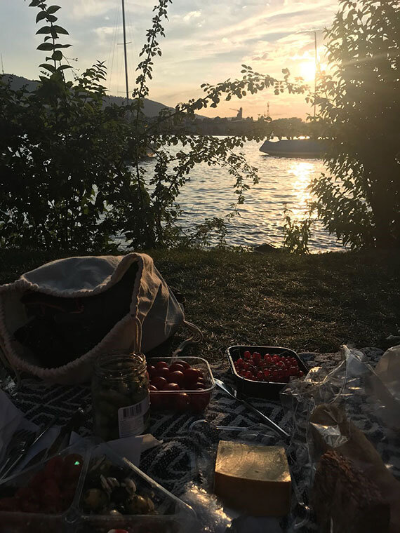 Picknick am Seeufer bei Sonnenuntergang