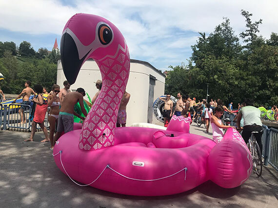 Großes pinkes Flamingo-Luftboot bei Badenden