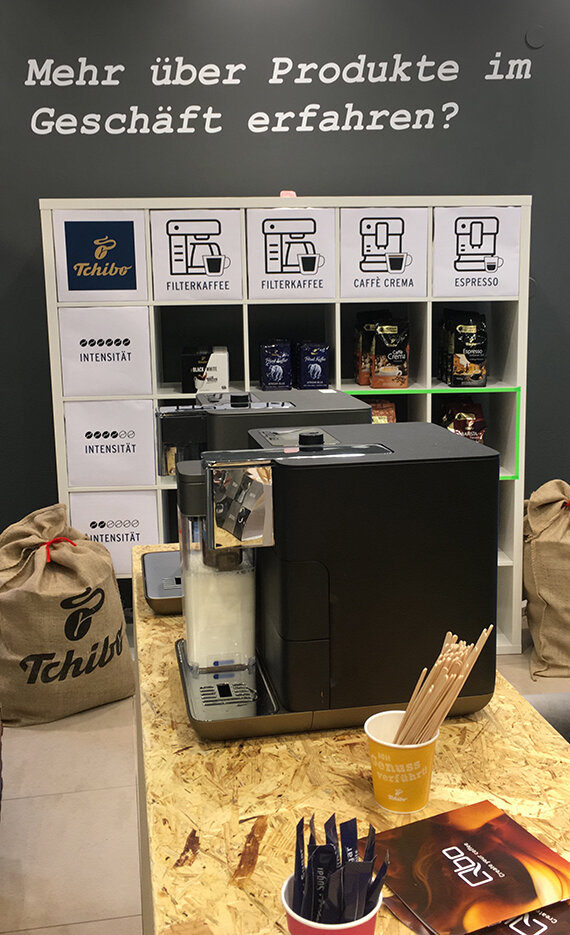 Tchibo-Kaffeemaschine mit Bohnenregal im Laden