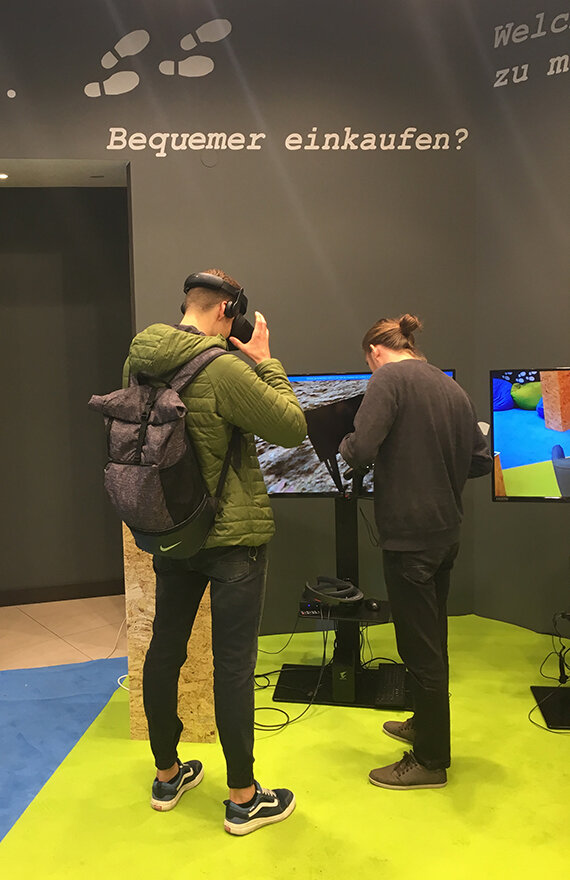 Zwei Männer testen VR-Brille im Laden