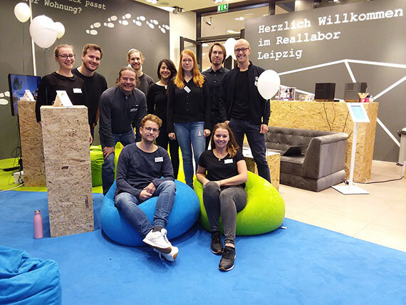 Gruppe junger Leute im Reallabor Leipzig