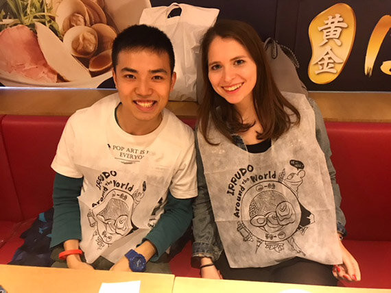Zwei Personen mit Lätzchen in einem Restaurant