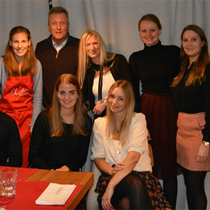 Gruppe junger Erwachsener posiert im Restaurant