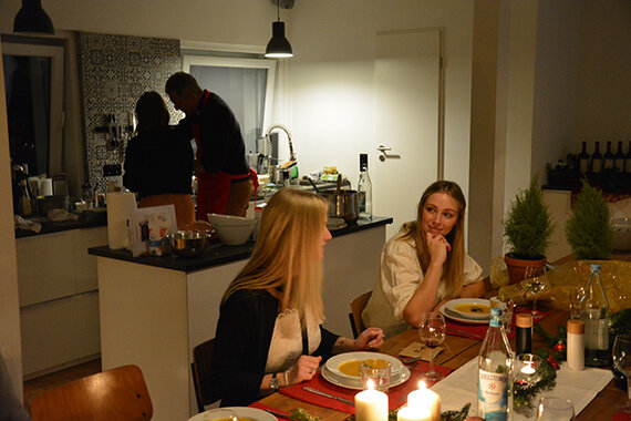 Menschen beim Abendessen in gemütlicher Küche