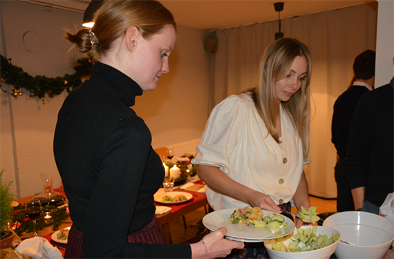 Menschen bedienen sich am Buffet bei einem Essen