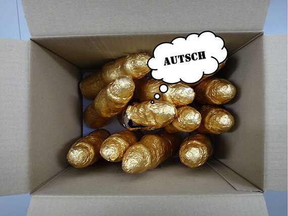 Goldene Folienobjekte in Karton, Sprechblase „AUTSCH“