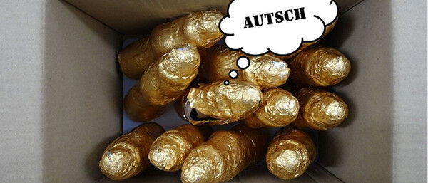 Goldene Folienobjekte in Karton, Sprechblase „AUTSCH“