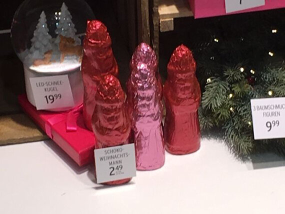 Schokoweihnachtsmänner in roter und rosa Folie