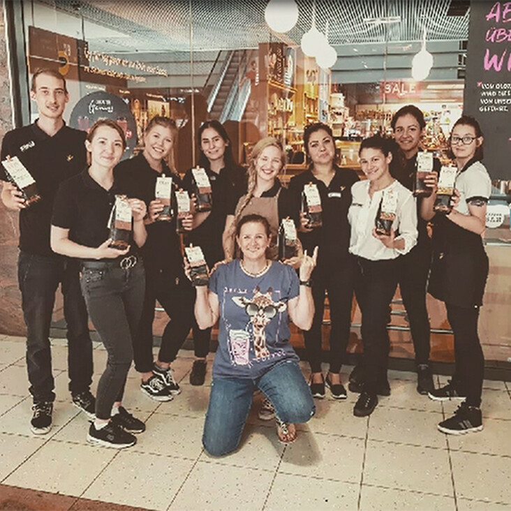 Gruppe von Cafémitarbeitern mit Getränken