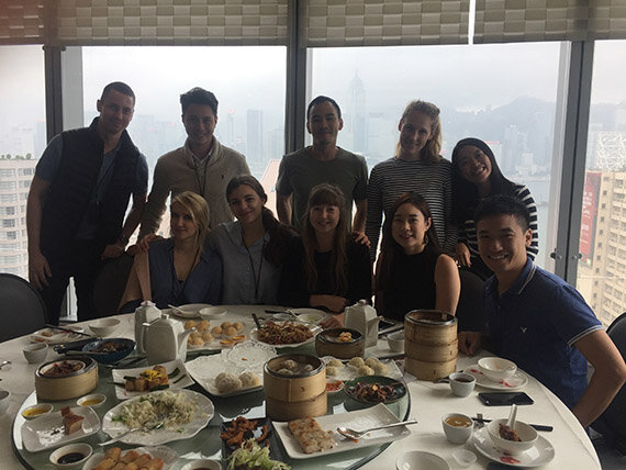 Gruppe beim gemeinsamen Dim-Sum-Essen am Fenster