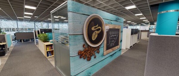 Modernes Büro mit großer Kaffeemotiv-Wand