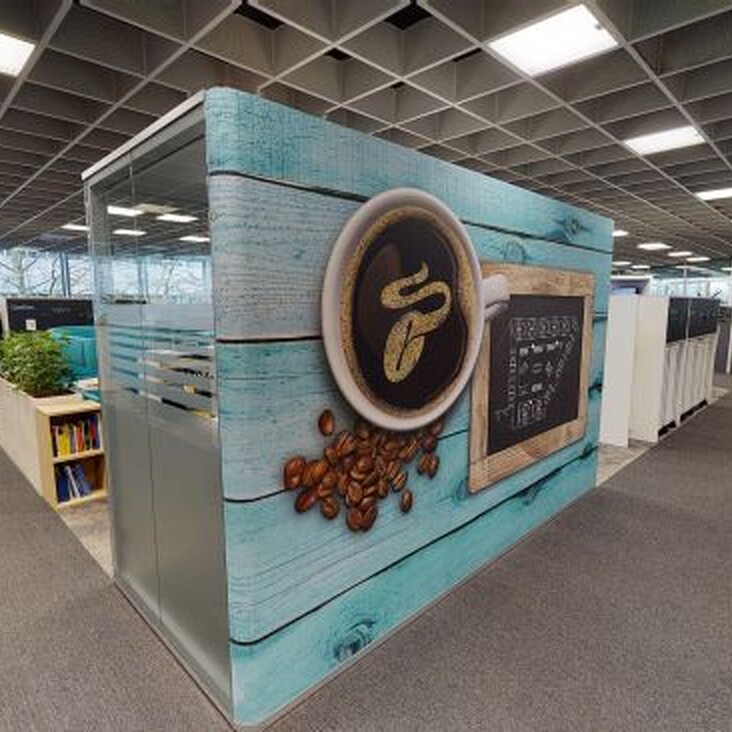 Modernes Büro mit großer Kaffeemotiv-Wand