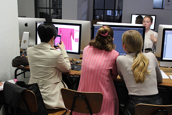 Drei Personen arbeiten gemeinsam an Computern