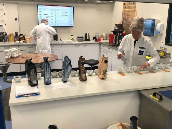 Zwei Labormitarbeiter testen verschiedene Kaffees
