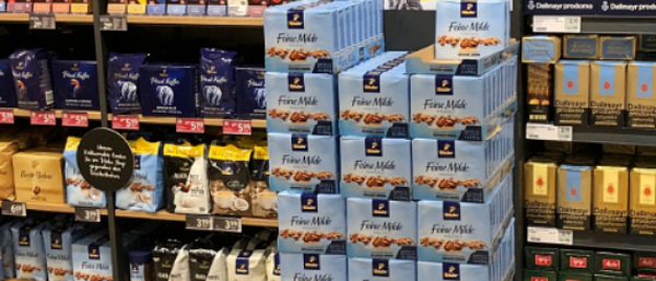 Tchibo-Kaffeeaufsteller im Supermarkt