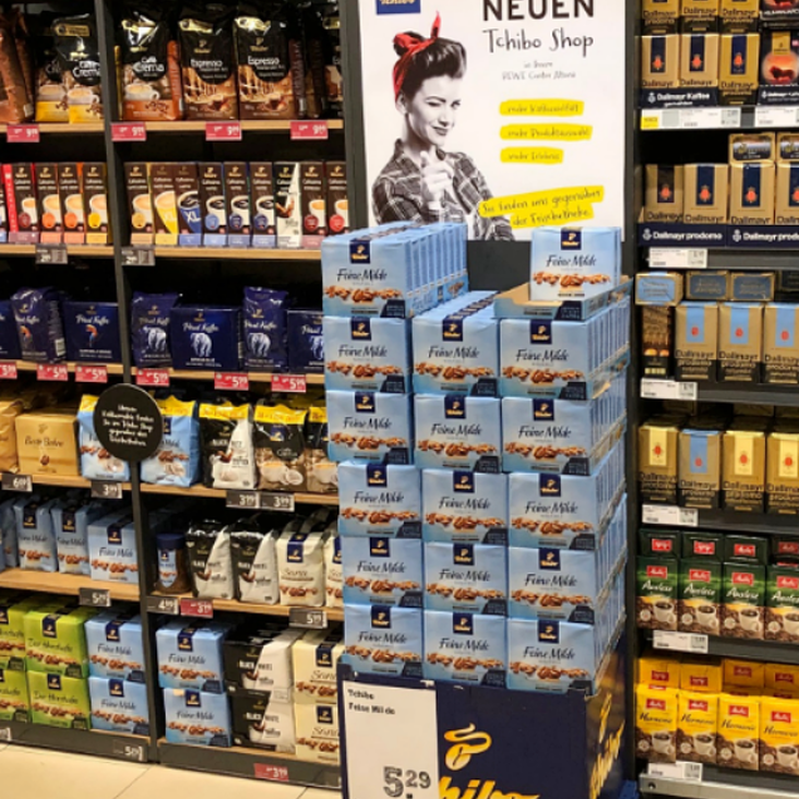 Tchibo-Kaffeeaufsteller im Supermarkt
