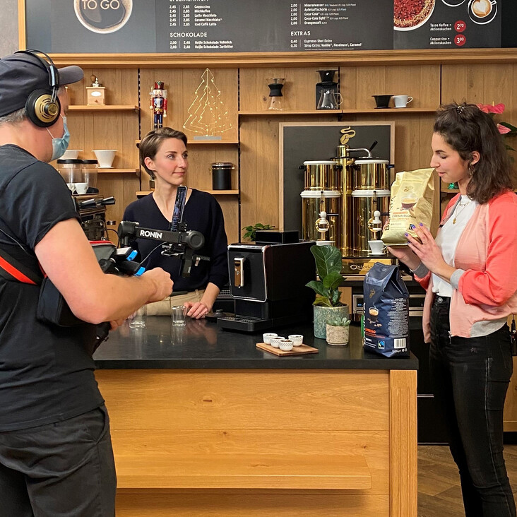 Filmteam dreht in moderner Kaffeebar
