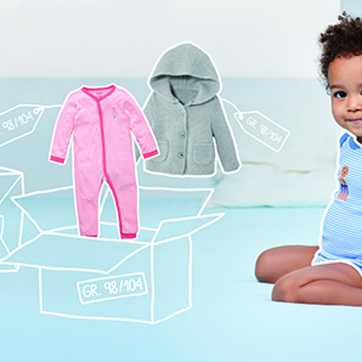 Kleinkind im Bett mit gezeichneter Babybekleidung