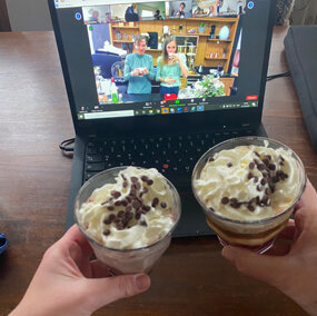 Zwei Desserts vor Laptop mit Online-Kochkurs