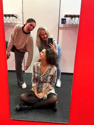 Link: Großansicht des Bildes - Bildinhalt: Drei Personen posieren für ein Spiegelselfie