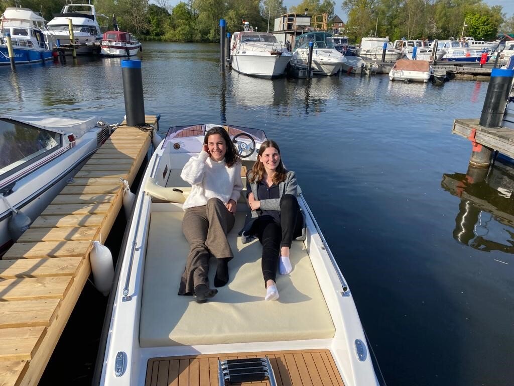 Zwei Frauen entspannen auf Motorboot im Hafen