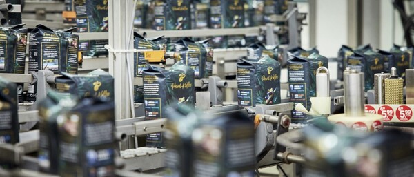 Kaffeeverpackungen laufen über Förderbänder